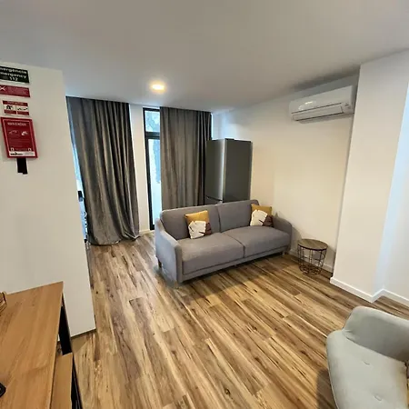 Private 1 Bedroom House In Centre